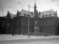 811553 Gezicht op het Academiegebouw (Domplein 29) te Utrecht, in de sneeuw, met op de voorgrond het standbeeld Jan van ...